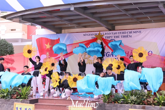 Ấm áp tình thầy trò trong lễ kỷ niệm Ngày Nhà giáo Việt Nam 20-11 tại Trường THPT Thủ Thiêm - Ảnh 7.