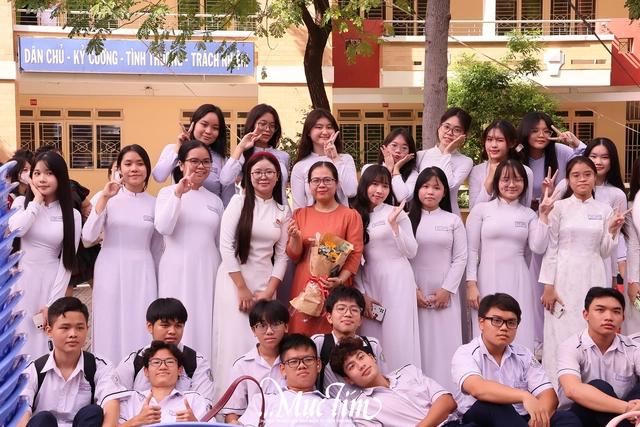 Ấm áp tình thầy trò trong lễ kỷ niệm Ngày Nhà giáo Việt Nam 20-11 tại Trường THPT Thủ Thiêm - Ảnh 21.