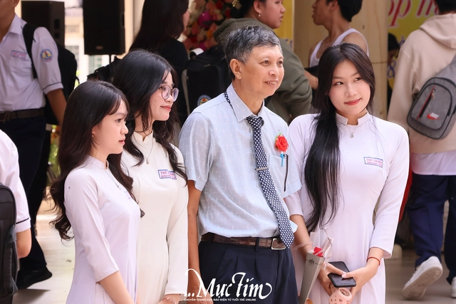 Ấm áp tình thầy trò trong lễ kỷ niệm Ngày Nhà giáo Việt Nam 20-11 tại Trường THPT Thủ Thiêm - Ảnh 23.