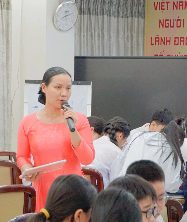 Cô giáo Trường THPT Lương Thế Vinh hô biến môn lịch sử thành giờ học vui ơi là vui cùng AI - Ảnh 1.