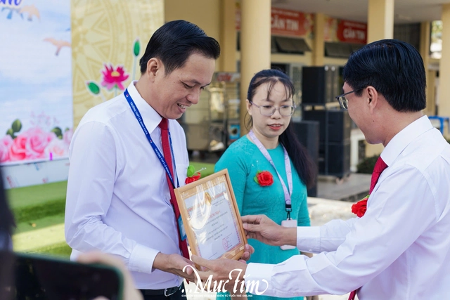 Thầy trò Trường THPT Lê Minh Xuân sẻ chia với đồng bào bão, lũ qua "Nét vẽ lịch sử"- Ảnh 10.