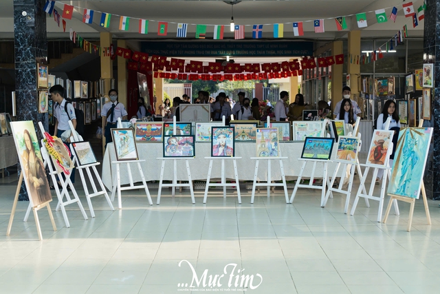 Thầy trò Trường THPT Lê Minh Xuân sẻ chia với đồng bào bão, lũ qua "Nét vẽ lịch sử"- Ảnh 14.