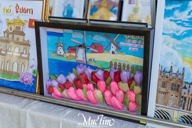 Thầy trò Trường THPT Lê Minh Xuân sẻ chia với đồng bào bão, lũ qua "Nét vẽ lịch sử"- Ảnh 26.