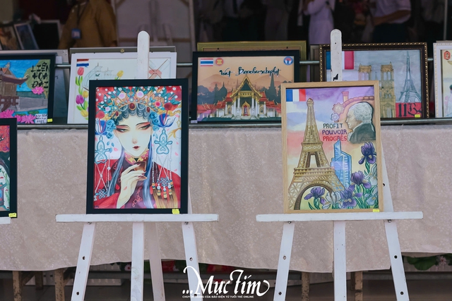 Thầy trò Trường THPT Lê Minh Xuân sẻ chia với đồng bào bão, lũ qua "Nét vẽ lịch sử"- Ảnh 27.