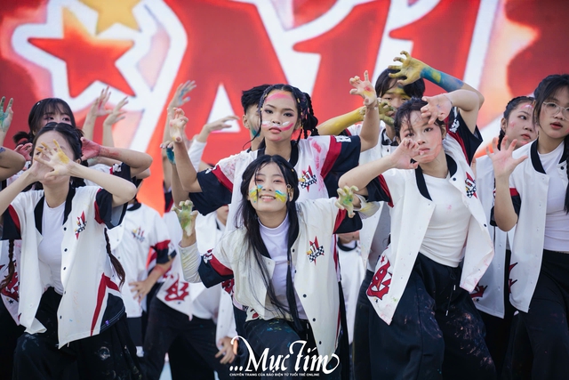 Thầy trò Trường THPT Lê Minh Xuân sẻ chia với đồng bào bão, lũ qua "Nét vẽ lịch sử"- Ảnh 44.