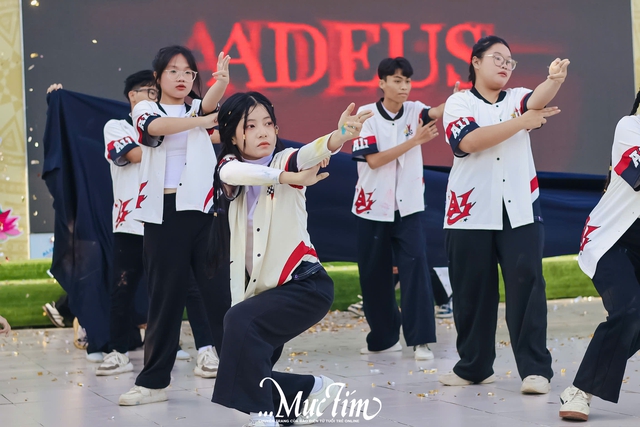 Thầy trò Trường THPT Lê Minh Xuân sẻ chia với đồng bào bão, lũ qua "Nét vẽ lịch sử"- Ảnh 45.