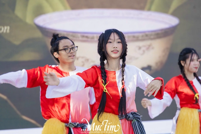 Thầy trò Trường THPT Lê Minh Xuân sẻ chia với đồng bào bão, lũ qua "Nét vẽ lịch sử"- Ảnh 47.