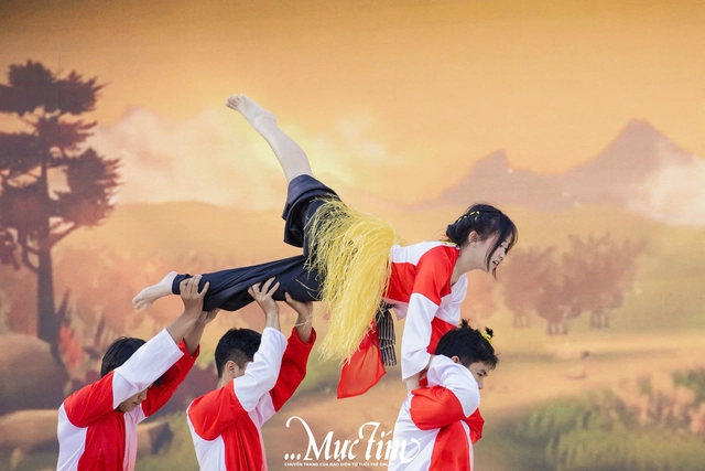 Thầy trò Trường THPT Lê Minh Xuân sẻ chia với đồng bào bão, lũ qua "Nét vẽ lịch sử"- Ảnh 48.