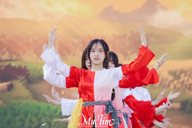 Thầy trò Trường THPT Lê Minh Xuân sẻ chia với đồng bào bão, lũ qua "Nét vẽ lịch sử"- Ảnh 49.