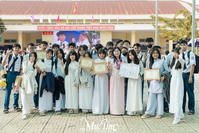 Thầy trò Trường THPT Lê Minh Xuân sẻ chia với đồng bào bão, lũ qua "Nét vẽ lịch sử"- Ảnh 43.