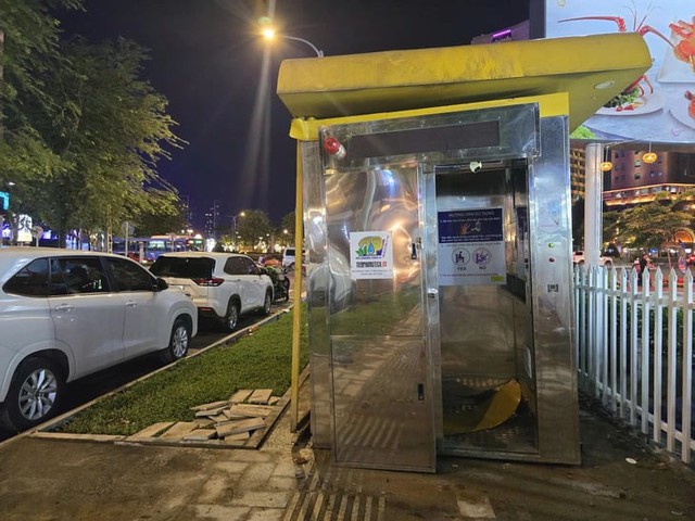 Public toilet ‘vanishes’ overnight, then reappears at corner of Saigon street- Ảnh 4. Public toilet ‘vanishes’ overnight, then reappears at corner of Saigon street- Ảnh 4.