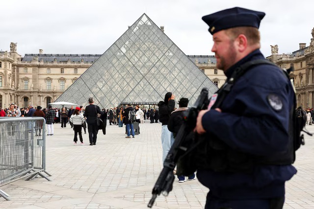 Louvre museum to add 100 external cameras by 2026 after heist exposed security flaws- Ảnh 1.
