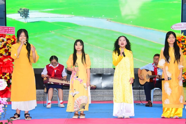 Trường THCS Hoàng Văn Thụ viết tiếp hành trình 50 năm tự hào- Ảnh 1. Trường THCS Hoàng Văn Thụ viết tiếp hành trình 50 năm tự hào- Ảnh 1.