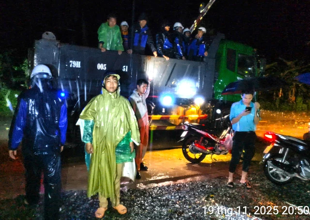 118 people rescued from landslide-blocked mountain peak in Vietnam’s Khanh Hoa- Ảnh 1.