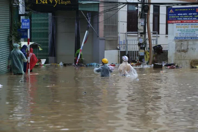 Dự báo miền Trung mưa lớn kéo dài, người trẻ xa quê sốt ruột chờ tin ba mẹ - Ảnh 1.