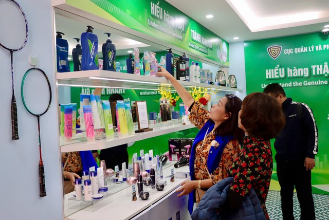 Hanoi exhibition showcases 500 genuine vs. counterfeit products to raise consumer awareness - Ảnh 2.