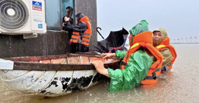 All-out mobilization to rescue flood-stricken communities in central Vietnam
- Ảnh 2.