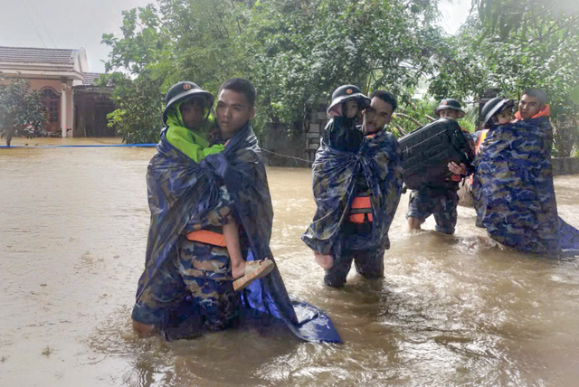 All-out mobilization to rescue flood-stricken communities in central Vietnam
- Ảnh 5.