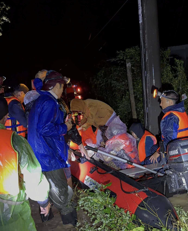 All-out mobilization to rescue flood-stricken communities in central Vietnam
- Ảnh 7.