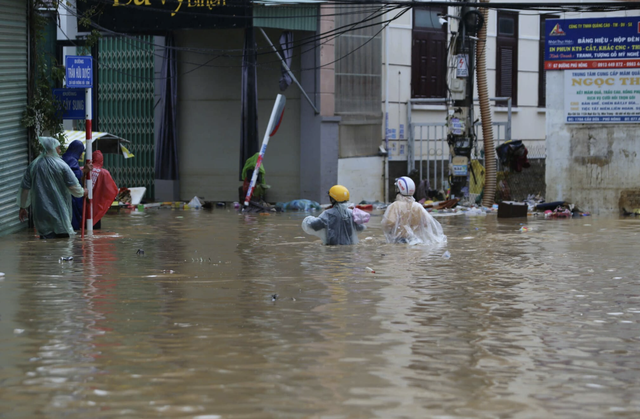 All-out mobilization to rescue flood-stricken communities in central Vietnam
- Ảnh 10.