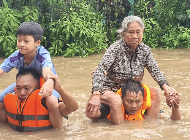 All-out mobilization to rescue flood-stricken communities in central Vietnam
- Ảnh 1.