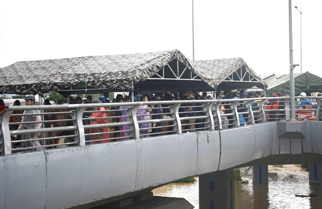 All-out mobilization to rescue flood-stricken communities in central Vietnam
- Ảnh 11.