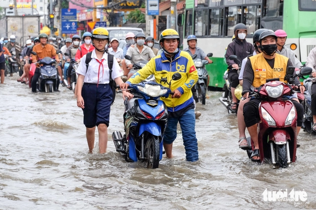 Residents warned of 23 frequently flooded streets in Ho Chi Minh City- Ảnh 1.