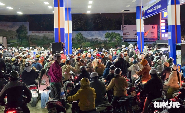 Fears of fuel shortage surge in Vietnam's Da Lat as landslide-damaged mountain roads disrupt supply- Ảnh 1.