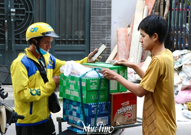 Bạn trẻ TP.HCM gom nhu yếu phẩm, tiếp sức Phú Yên giữa lũ dữ - Ảnh 1.