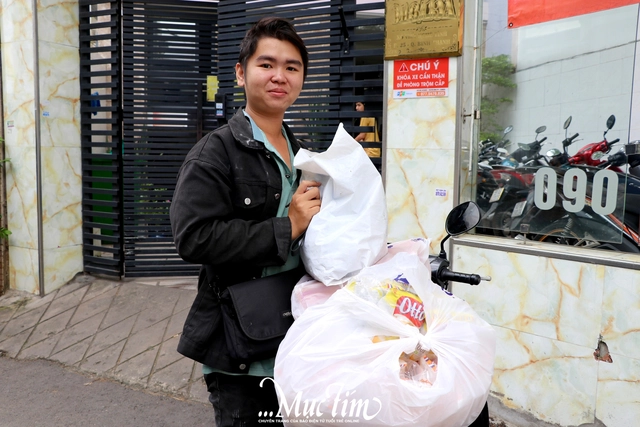 Bạn trẻ TP.HCM gom nhu yếu phẩm, tiếp sức Phú Yên giữa lũ dữ - Ảnh 3.