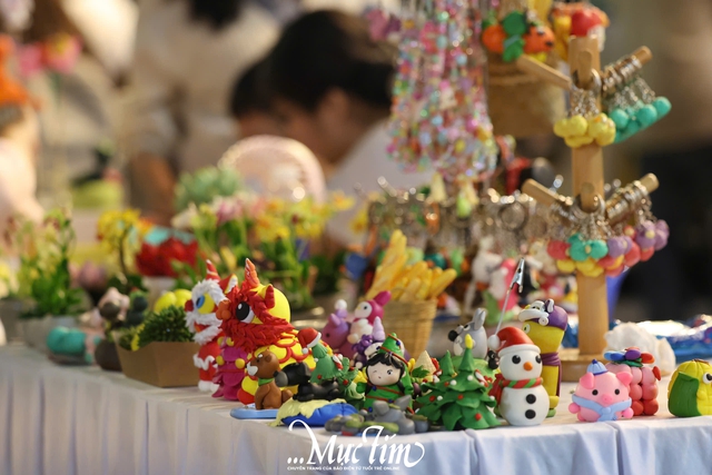 Trải nghiệm không gian văn hoá và giải trí buổi đêm tại Đường sách TP.HCM- Ảnh 8. Trải nghiệm không gian văn hoá và giải trí buổi đêm tại Đường sách TP.HCM- Ảnh 8.