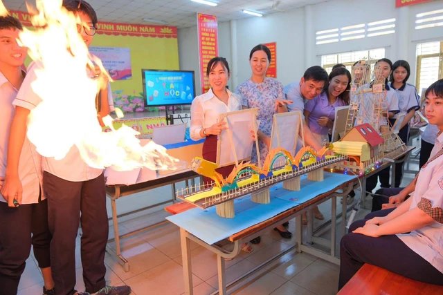 Teen Trường THPT Tam Phước gây ấn tượng với mô hình cầu Rồng phun lửa- Ảnh 2.
