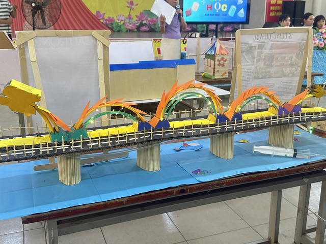 Teen Trường THPT Tam Phước gây ấn tượng với mô hình cầu Rồng phun lửa- Ảnh 1.