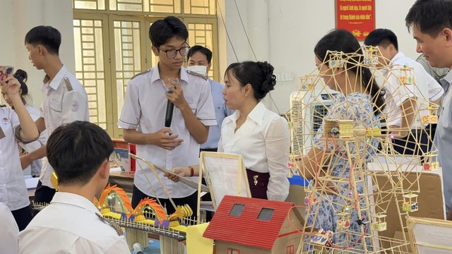 Teen Trường THPT Tam Phước gây ấn tượng với mô hình cầu Rồng phun lửa- Ảnh 3.