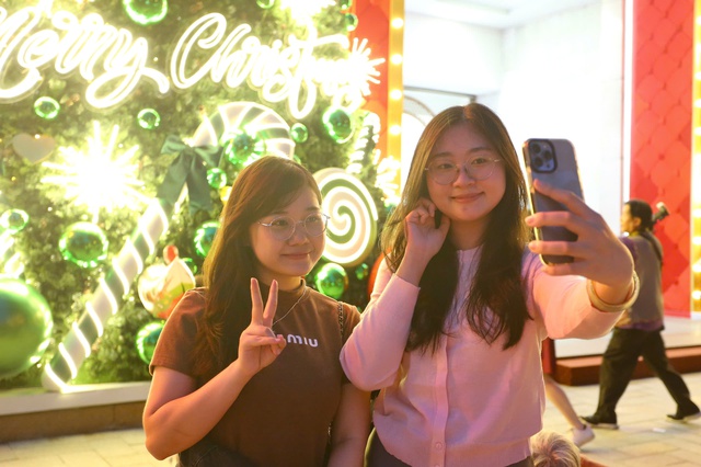 Teen check-in Giáng sinh sớm tại trung tâm thương mại hot nhất TP.HCM - Ảnh 5.