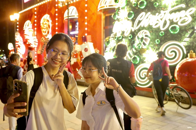 Teen check-in Giáng sinh sớm tại trung tâm thương mại hot nhất TP.HCM - Ảnh 6.