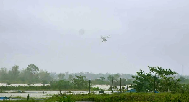 South-central Vietnamese provinces race to rescue stranded residents as floods leave dozens dead, widespread destruction - Ảnh 2.