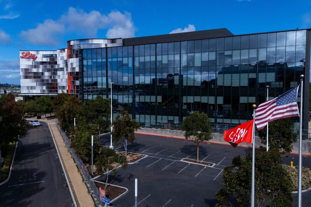 Lilly becomes first drugmaker to hit $1 trillion valuation on weight-loss demand - Ảnh 3.