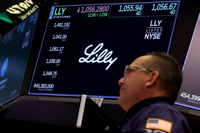 Lilly becomes first drugmaker to hit $1 trillion valuation on weight-loss demand - Ảnh 1.