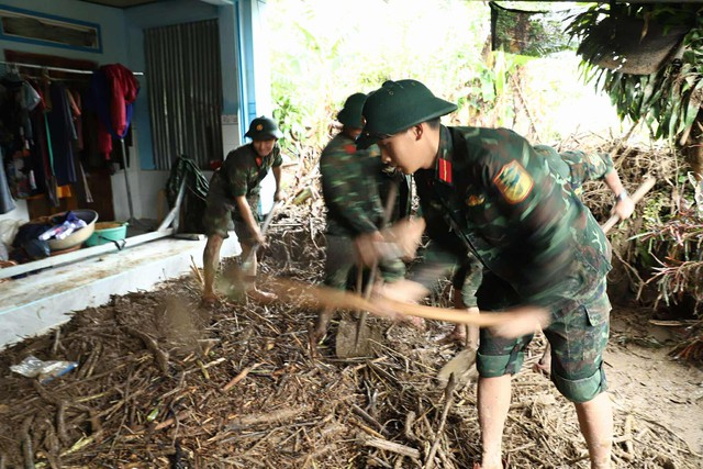 South-central Vietnamese provinces race to rescue stranded residents as floods leave dozens dead, widespread destruction - Ảnh 7.