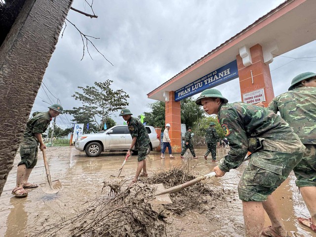 South-central Vietnamese provinces race to rescue stranded residents as floods leave dozens dead, widespread destruction - Ảnh 6.
