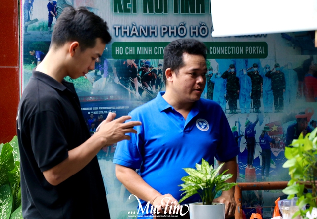 Người dân TP.HCM khẩn trương hỗ trợ nhu yếu phẩm cho miền Trung - Ảnh 2.