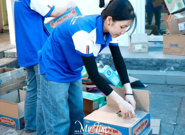 Người dân TP.HCM khẩn trương hỗ trợ nhu yếu phẩm cho miền Trung - Ảnh 11.