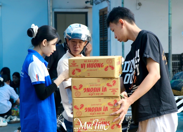 Người dân TP.HCM khẩn trương hỗ trợ nhu yếu phẩm cho miền Trung - Ảnh 3.