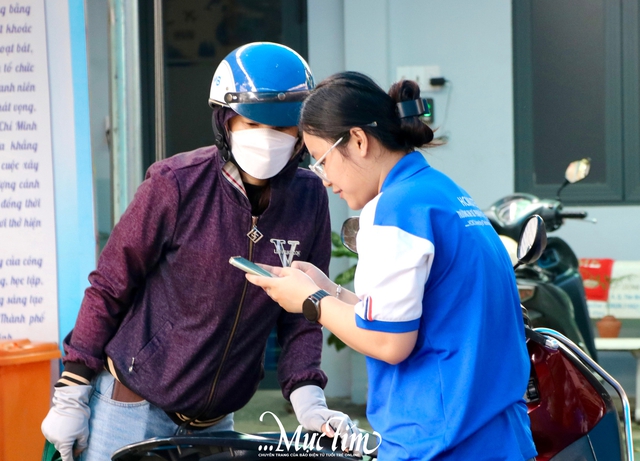 Người dân TP.HCM khẩn trương hỗ trợ nhu yếu phẩm cho miền Trung - Ảnh 5.