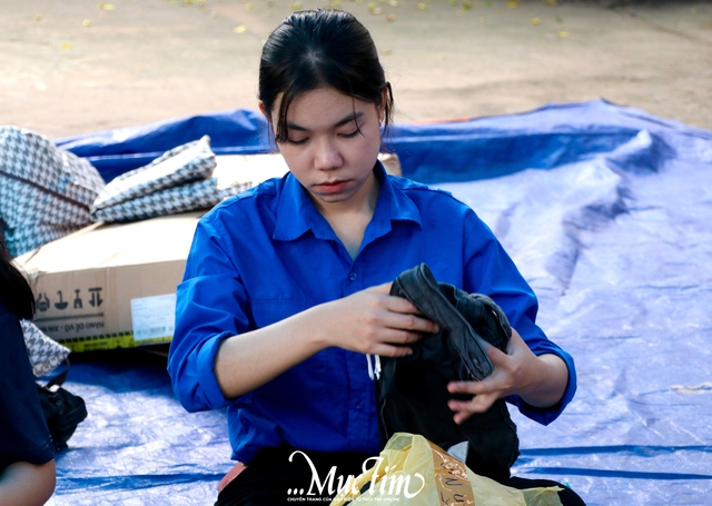 Người dân TP.HCM khẩn trương hỗ trợ nhu yếu phẩm cho miền Trung - Ảnh 7.