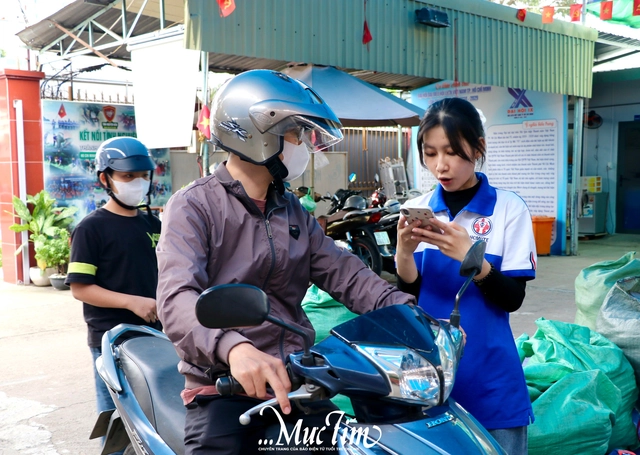 Người dân TP.HCM khẩn trương hỗ trợ nhu yếu phẩm cho miền Trung - Ảnh 4.