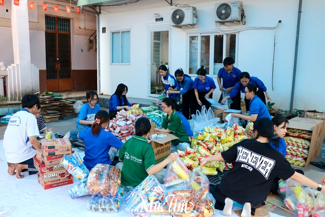 Người dân TP.HCM khẩn trương hỗ trợ nhu yếu phẩm cho miền Trung - Ảnh 1.