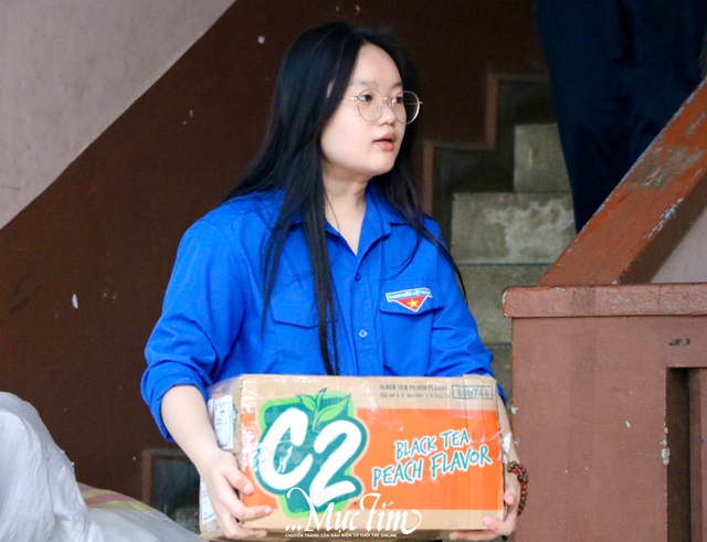 Người dân TP.HCM khẩn trương hỗ trợ nhu yếu phẩm cho miền Trung - Ảnh 9.