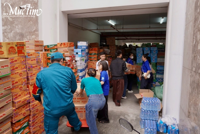 Ấm áp những tấm lòng của người dân TP.HCM sẻ chia cùng đồng bào vùng lũ miền Trung - Ảnh 11.